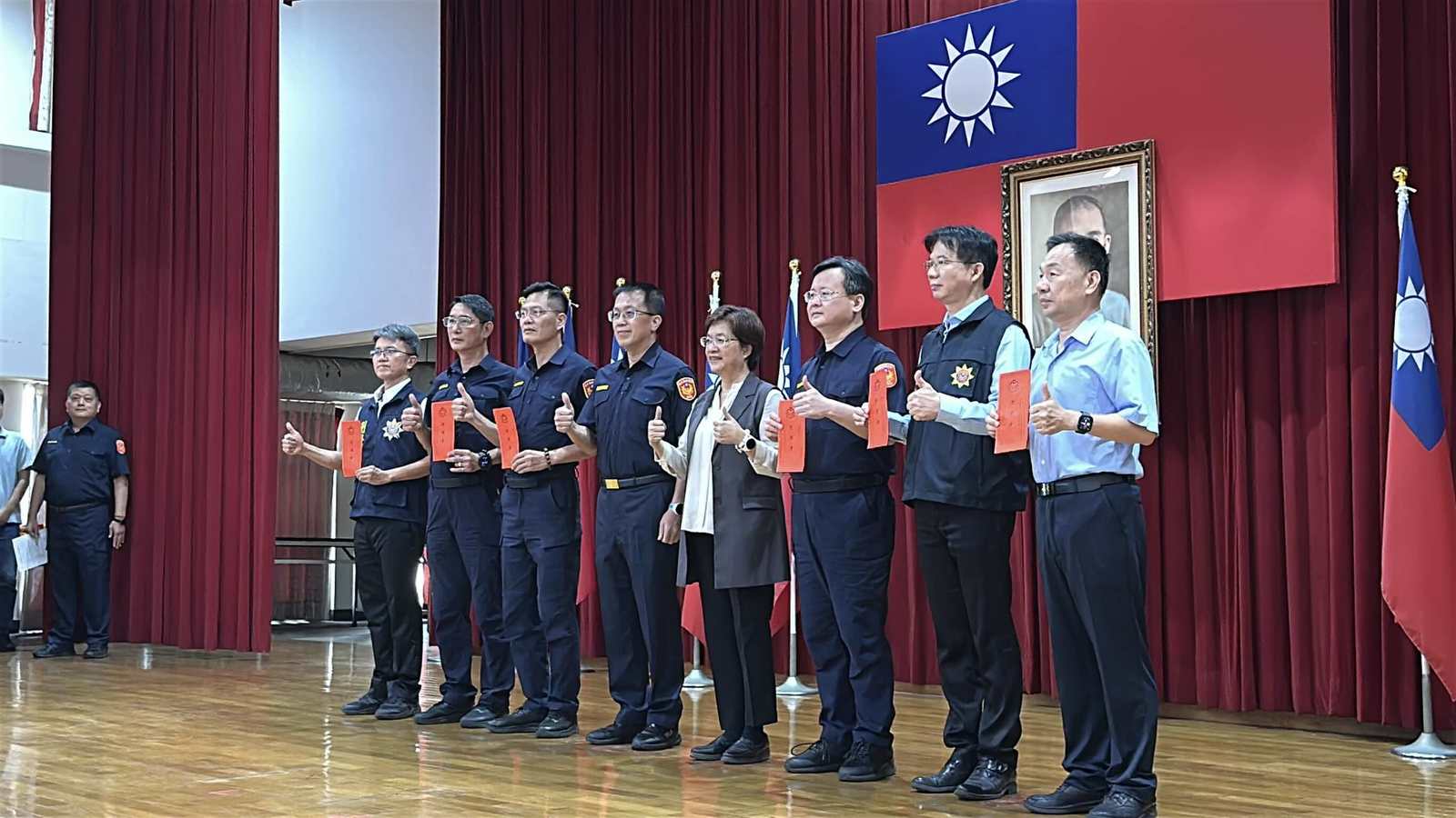 王惠美縣長頒發團體及業務績優單位獎