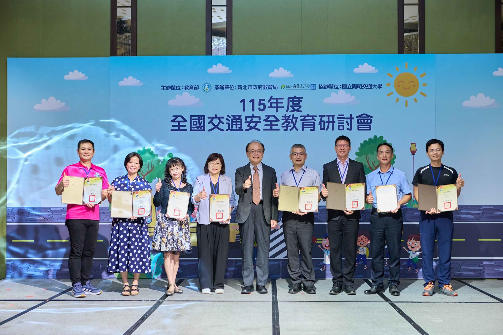 全國交通安全教育國小組獲獎學校代表大合照(大平國小提供)