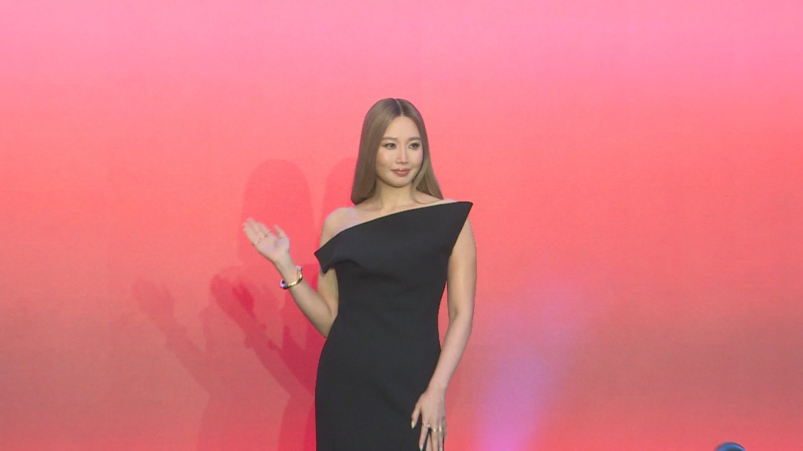 「天生歌姬」A-Lin 今(16)日亮麗出席義大利醫美品牌代言活動,現場親口透露年底即將發行全新專輯,並正積極協調檔期,爭取明年於台北大巨蛋開唱。(記者黃亮戩/攝影)