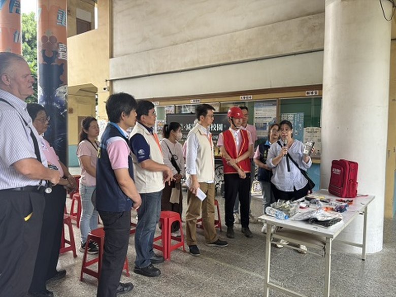 副縣長黃國榮前往屏東縣立大同高級中學,視察地震避難掩護演練。(屏東縣政府提供)