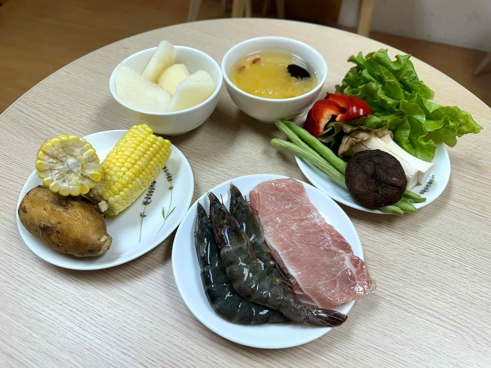 一人份五色烤肉組 以紅、黃、綠、白、黑不同食材搭配蔬菜(豐原醫院提供)