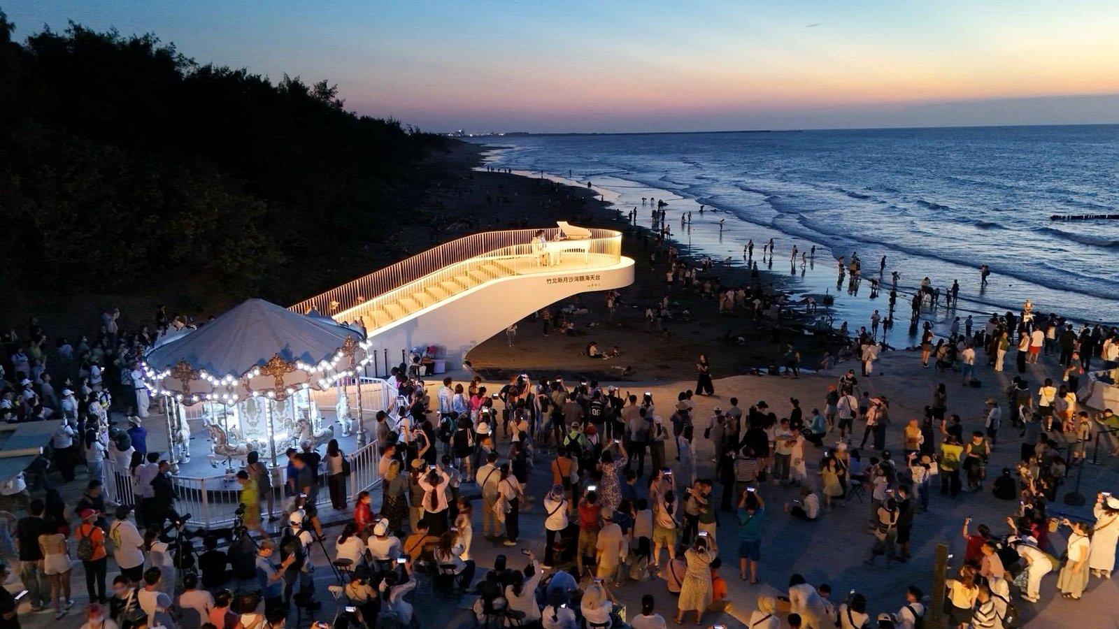 新月沙灣舉辦「海上鋼琴師浪漫音樂會」,吸引不少民眾前往參與。(竹北市公所提供)