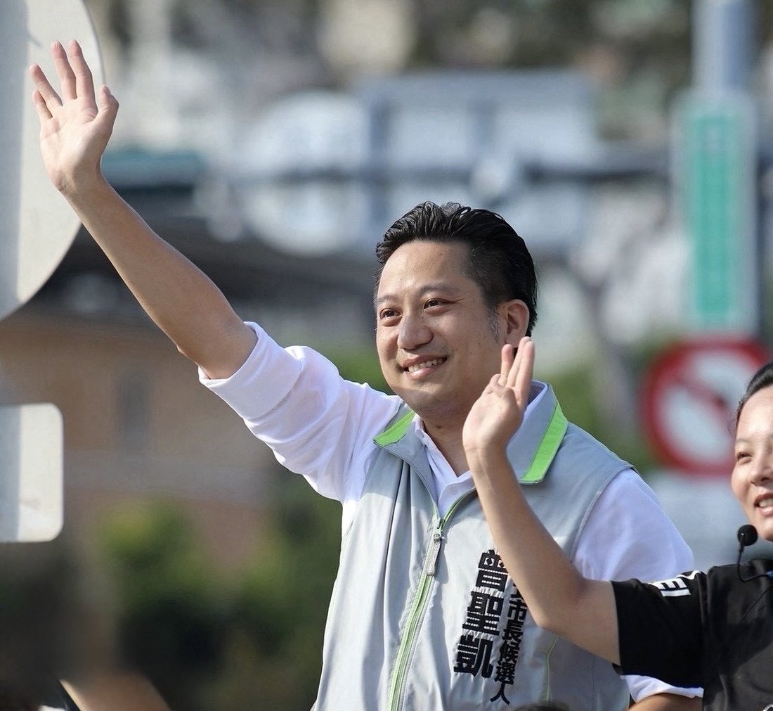 竹北市長候選人曾聖凱向民眾揮手致意,爭取支持。(曾聖凱競選辦公室提供) (2)