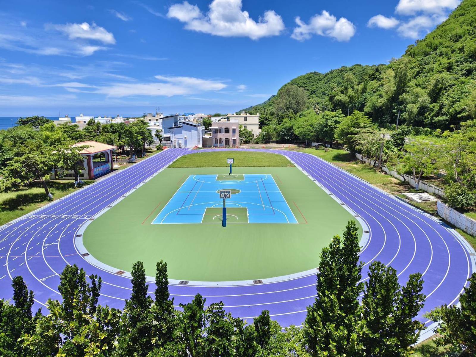 恆春鎮山海國民小學全新薰衣草紫PU跑道繽紛亮相(屏東縣政府提供)