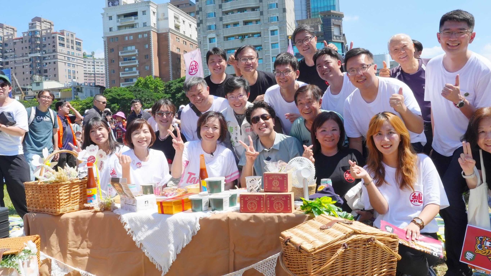 沈伯洋與何欣純在台中市民廣場野餐品嚐在地美食(何欣純競總提供)