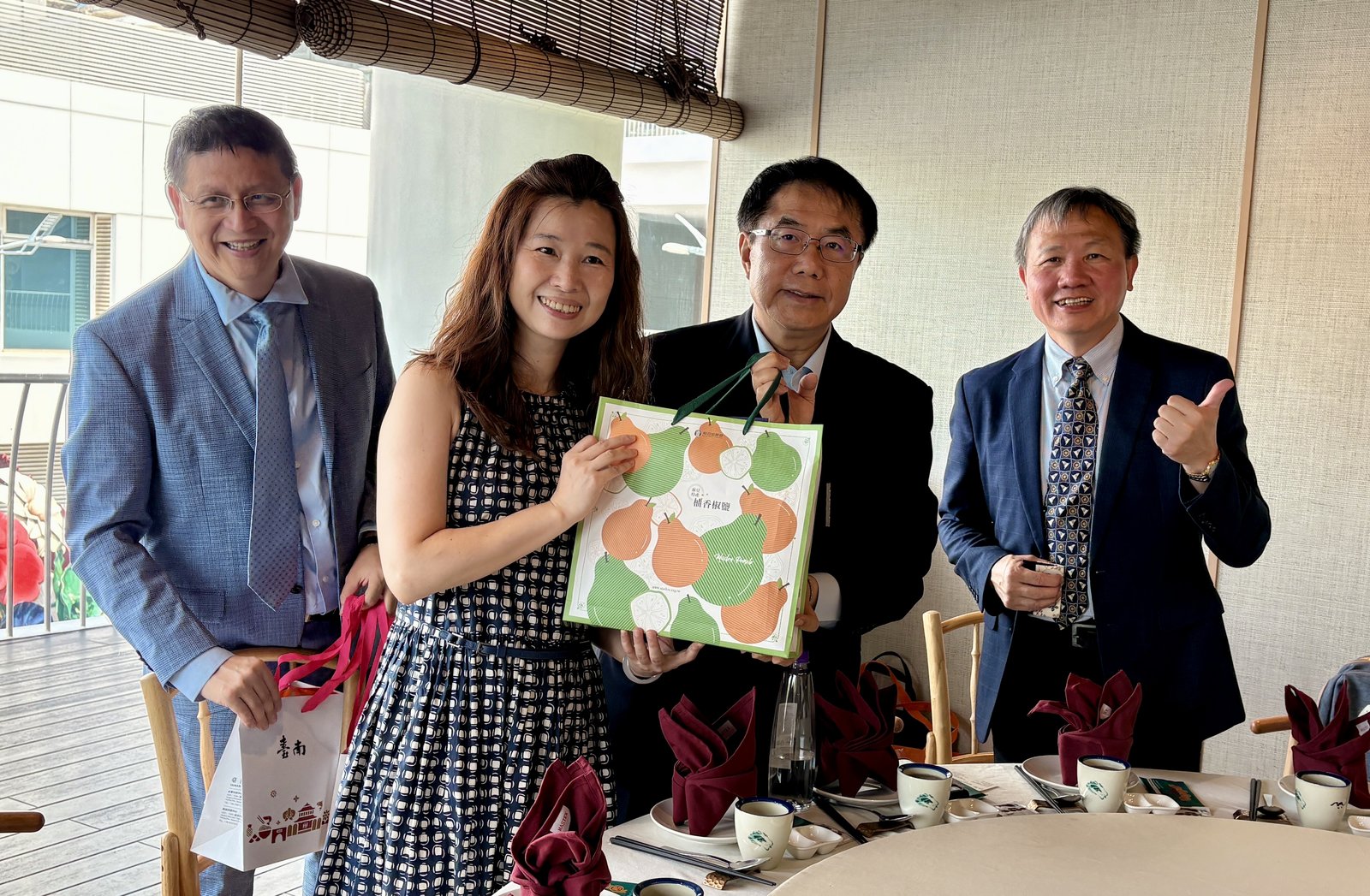 台南市長黃偉哲赴新加坡推廣文旦,並與當地人士交流觀光及招商議題。(台南市政府提供)