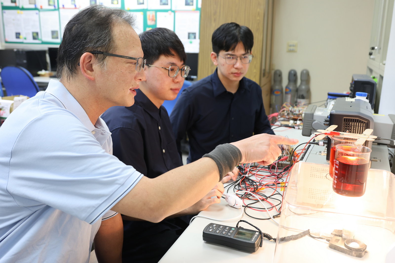 嘉大電機工程系師生共同進行蝦紅素濃度偵測器實驗與數據驗證。(嘉義大學提供)