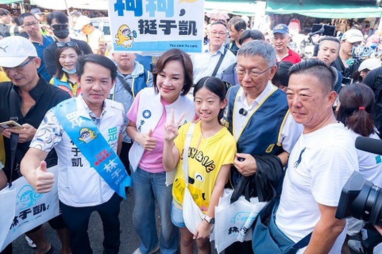 國民黨高雄市長候選人柯志恩與民眾黨創黨主席柯文哲合體,陪同民眾黨高雄市議員候選人林于凱,前往三民區陽明市場掃街拜票。(柯志恩競選團隊提供)