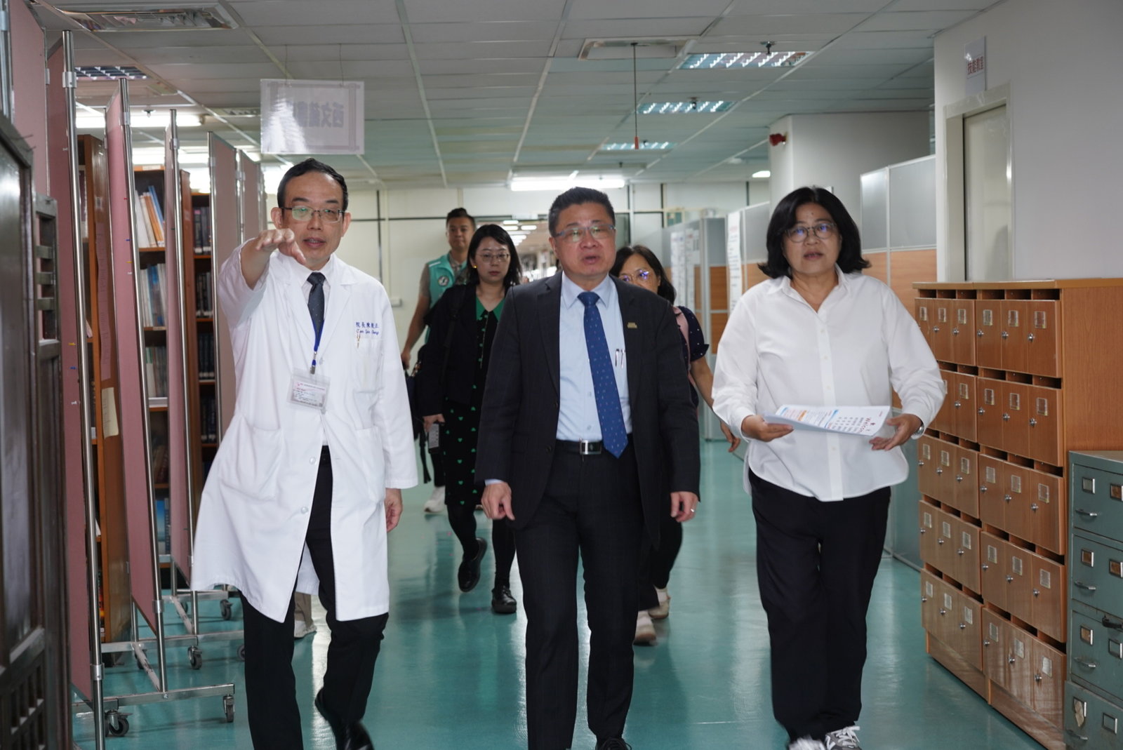 立委王美惠邀衛福部次長呂建德等人赴衛福部嘉義醫院考察,了解醫療及長照服務現況。(王美惠服務處提供)