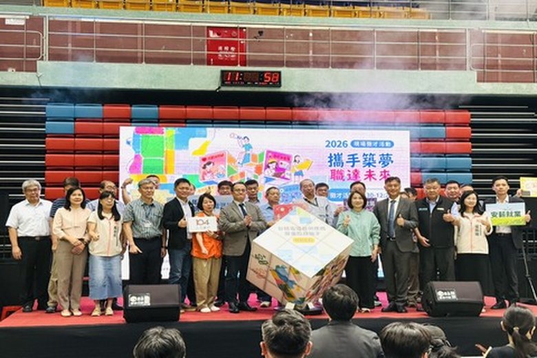 本次活動提供不同產業及職務類別的工作機會,本次職缺平均薪資達3萬5,000元以上,讓求職者可直接了解工作內容、人才需求、薪資福利及職涯發展(屏東縣府 提供)