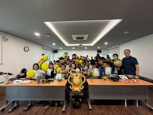 屏東智慧農業學校培訓學員手持結訓證書合影,開心分享學習成果,期盼將所學運用於智慧農業與無人機相關工作。(屏東縣政府提供)