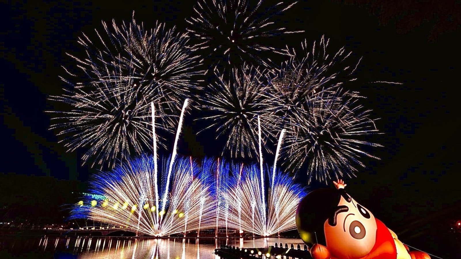 長達5分鐘的湖畔煙火秀「青湖秋夜·光影物語」,與蠟筆小新巨型氣偶同框點亮青草湖夜空(民眾提供)