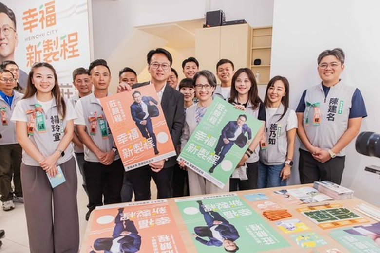 莊競程特別邀請副總統走進關新競選總部,透過科技體驗與未來書信,一起認識新竹的活力,(莊競程競選辦公室 提供)
