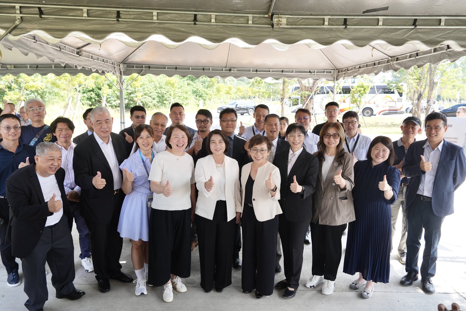 屏東築巢引鳳 日月光19家核心供應鏈實地勘地(屏東縣政府提供)