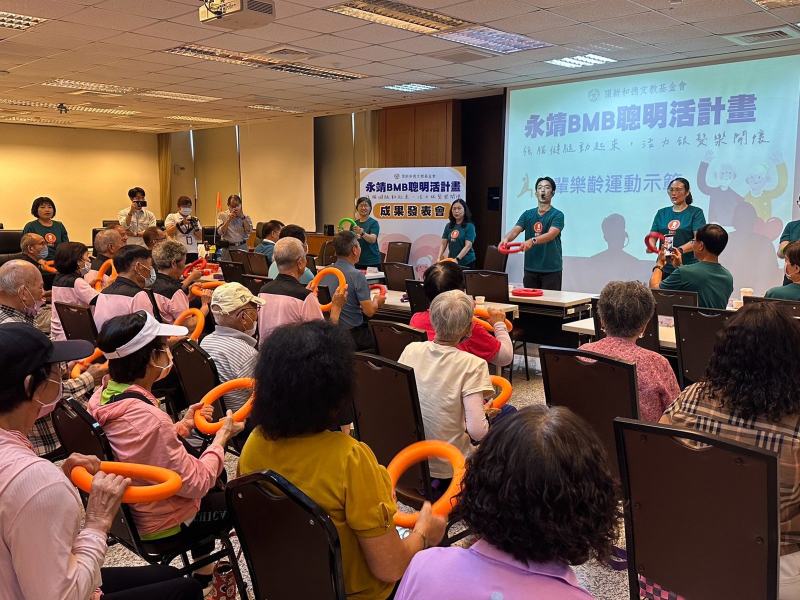 永靖BMB聰明活團隊講師帶領長輩進行運動。(頂新和德文教基金會提供)