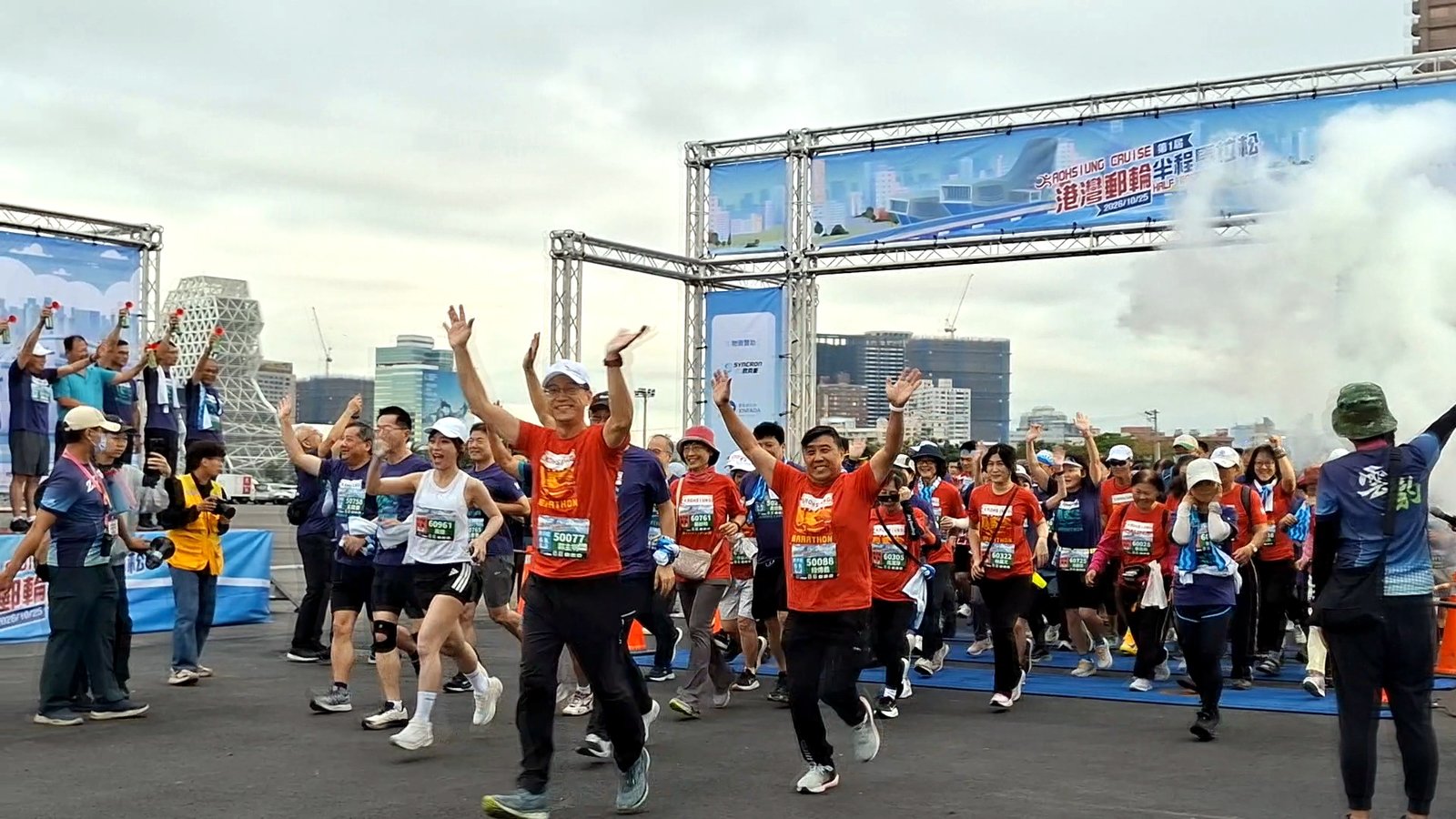 首屆港灣郵輪半程馬拉松 3,000跑者享受港灣水岸魅力。(圖/葉子棻攝)