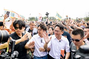 台北市長候選人沈伯洋首度跨縣市到新竹南寮,與新竹市長候選人莊競程向民眾揮手致意(莊競程競選團隊提供)