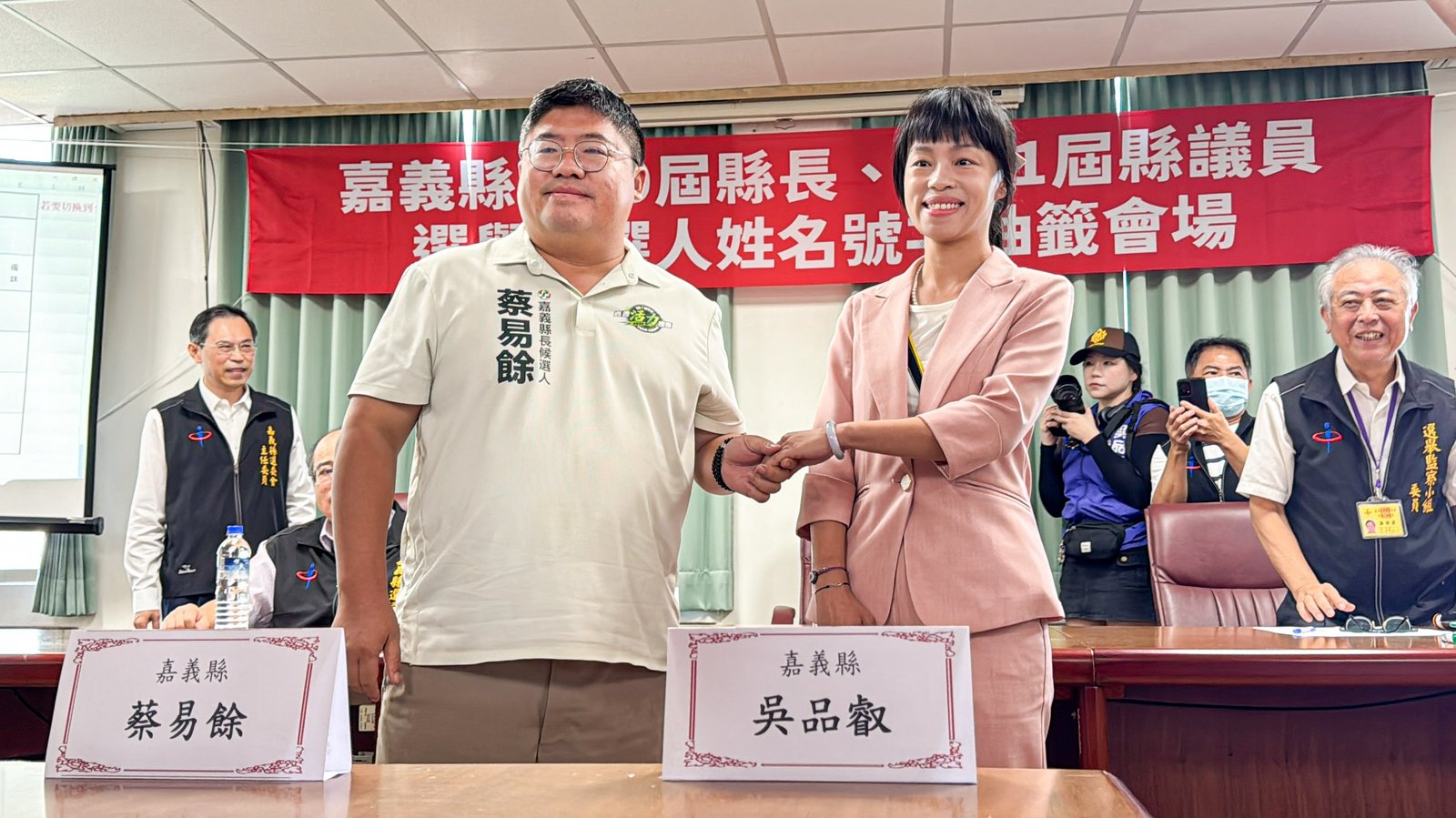 嘉義縣長候選人吳品叡和蔡易餘,先禮後兵,抽出1、2號。(新唐人方雅嫻拍攝)