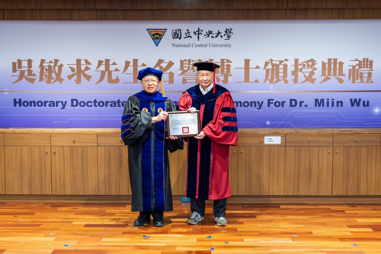 國立中央大學2026年10月28日舉辦名譽博士頒授典禮,吳敏求董事長獲頒名譽博士證書(旺宏電子提供)