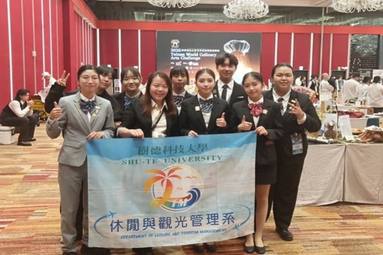 樹德科技大學休閒與觀光管理系及金融系學生參加「2026臺南美食之都世界餐飲藝術挑戰賽」,於傳統調酒組表現亮眼,一舉拿下2金、3銀、2銅共7面獎牌前排左起為謝宜樺、郭玟琳老師、李凱婷、李凱綺,後排左二起為李畇蓁、蔡維真、蔡欣翰、林芸稹(樹德科技大學 提供)