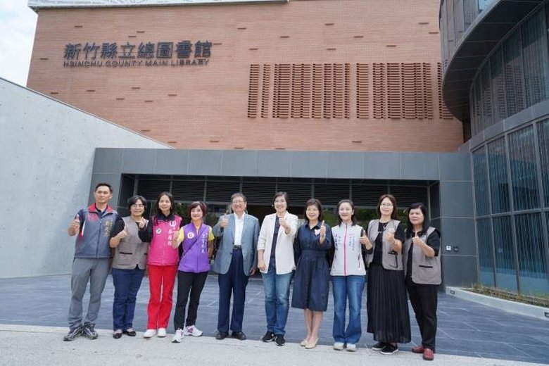 新竹縣立總圖書館將於12月18日正式開館,縣長楊文科與貴賓在入口前合影(新竹縣政府提供)