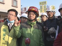 台南市長賴清德在搜救現場為日本調查團簡報現況，並共同前往搜救點勘查評估。