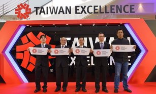 台灣巨砲陳金鋒（右一）高市經發局副局長鄭介松（右二）、國貿局高雄辦事處長賴國星（中）和外貿協會祕書長黃文榮（左二）