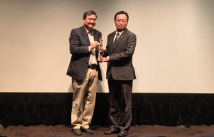 台灣資深電影人李崗導演(圖左)，頒發獎座予華航修護工廠李志偉協理(圖右)