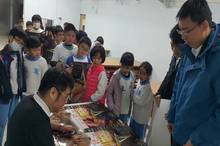 陽靖導演在電影結束後，送給小朋友親筆簽名海報(台灣牛角提供)