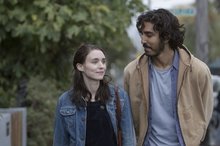 露西（魯妮瑪拉飾）是陪伴薩魯的關鍵角色之一(甲上提供)