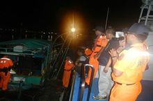 海巡署中部巡防局第五巡防區布袋海巡隊14日晚上在嘉義縣外海查獲漁船涉嫌走私香菸。（布袋海巡隊提供）