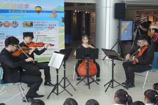 「回響樂團」演奏歡樂熱情的古典樂曲，展現了在地的音樂能量。(台東縣政府提供)