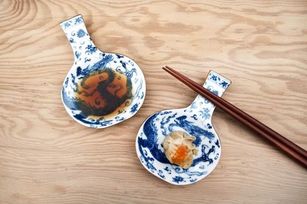 「瓶安蘸福－醬碟筷架」，將故宮珍藏文物青花龍紋天球瓶轉變成醬碟筷架。(故宮提供)