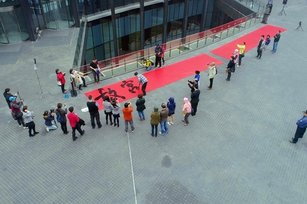 陳世憲輸血兩幅長10公尺、寬2公尺的「故宮迎燈會，國寶慶元宵」春聯。(故宮南院提供)