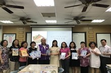 受贈學校代表與嘉邑行善團理事長蔡萬華、社教科代理科長王得鑑以及兩位講師合影。