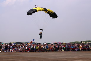陸軍神龍小組帶來精彩的「高空跳傘」（嘉義縣政府提供）