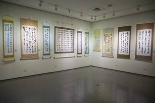 這場聯展，總共展出156件作品，除會員作品外，也邀請國內書畫名家，共襄盛舉。(嘉義縣政府提供)