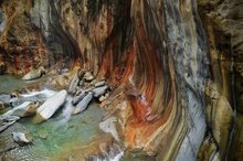 素有「雲豹之湯」美譽的屏東縣霧台鄉哈尤溪溫泉秘境。(屏東縣政府提供)