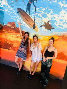 ▲《驚艷屏東》觀光短片，讓三組外籍旅客分別走訪屏東的海邊、山上和市區的旅遊。(屏東縣政府提供)