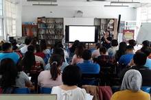 老師們專注上課