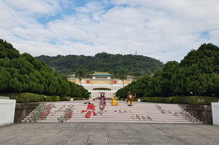 故宮新年期間換新裝，應景鳥譜地貼迎新春。(故宮提供)