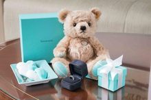 慶祝西洋情人節的應景小禮物-Return To Tiffany心形銀牌泰迪熊和心形造型餅乾。(Tiffany & Co. 提供)