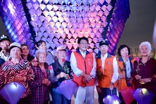 「萬歲好鑽」主燈，西洋情人節浪漫點燈。（屏東縣政府提供）