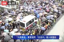   由於遊行人數眾多，人群衝出馬路，現已佔滿整條大馬路。（大紀元提供）