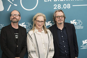 9月1日上午，威尼斯電影節上《自助洗衣房》舉行全球首映。在下午的記者會後，導演史蒂芬．索德柏（左起）女主角梅麗．史翠普、男主角蓋瑞．歐德曼合影。（Marius Iacob／大紀元）