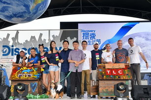 結合TLC和動物星球精神，Discovery全明星挑戰「幸福狗屋品味大作戰」，柯市長擔任總彩判宣布雙方平手(臺北市府提供)