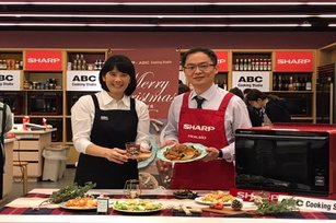 左起ABC Cooking Studio 黃尚莉董事長 右為台灣夏普張凱傑總經理。(夏普提供)