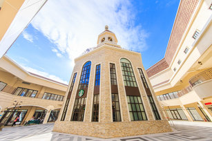 星巴克麗寶鐘樓門市為全台首座以歐式鐘樓教堂式外型的門市。(星巴克提供)