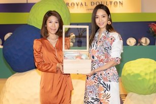 (左起)花仙子集團執行長Annie王佳郁、氣質女神侯佩岑。(Royal Doulton提供)