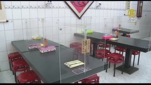 小吃店加裝透明隔板防疫 重建消費者外食信心